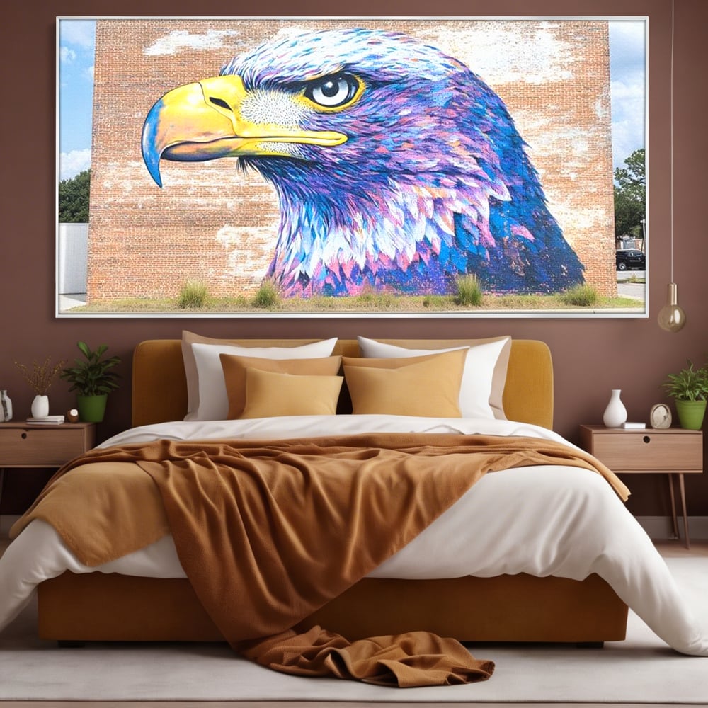 Tablou canvas cu tablou canvas cu vultur graffitti pe zid de caramida, in rama de aluminiu argintiu, pe perete intr-un dormitor